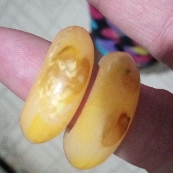 Pretty vintage butterscotch Bakelite silver tone clip on earrings - Picture 2 of 4